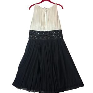 La Nouvelle Renaissance Dress Black White Beaded Formal party Size 16 Bra Pads
